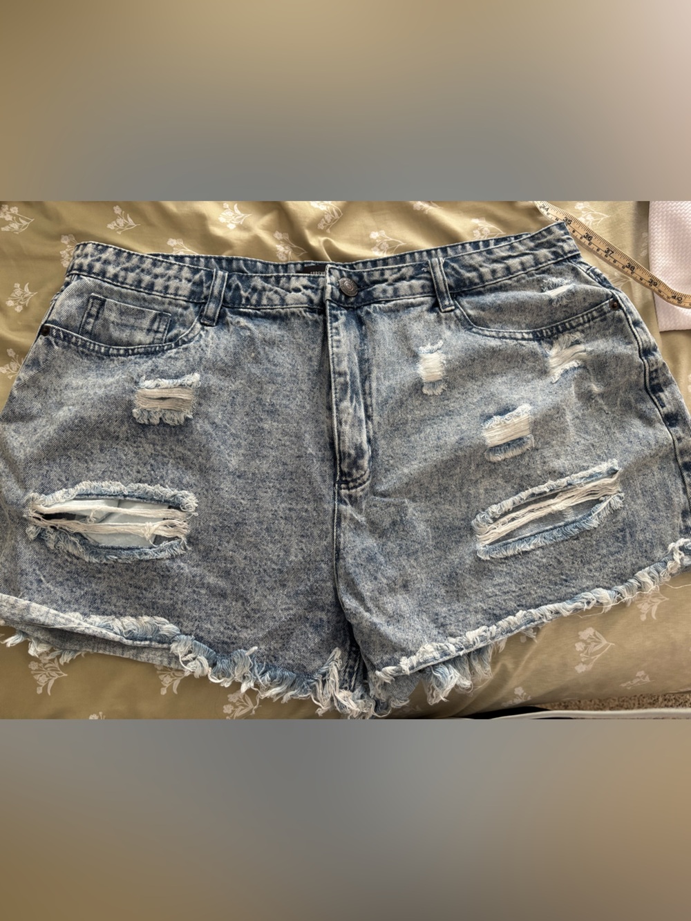 High-Waist Distressed Acid Wash Denim Shorts - Forever 21